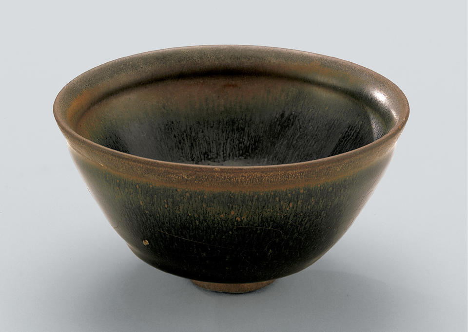 Tea bowl with indented lip