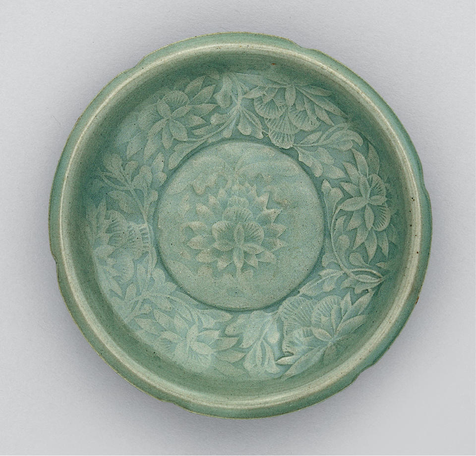 Small dish with foliate rim and peony